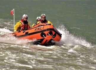 Rescue of Teenage Kayaker in Terrifying Incident: A Close Call news-17082024-020335
