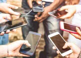 Students rally against proposed mobile phone ban in schools news-29082024-110036