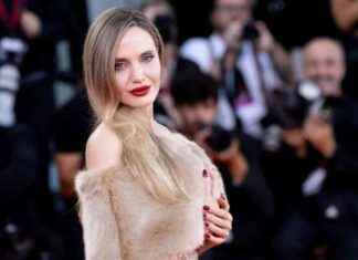 Vintage Silhouettes Shine on Venice Red Carpet: A Century-Old Fashion Statement news-01092024-231105